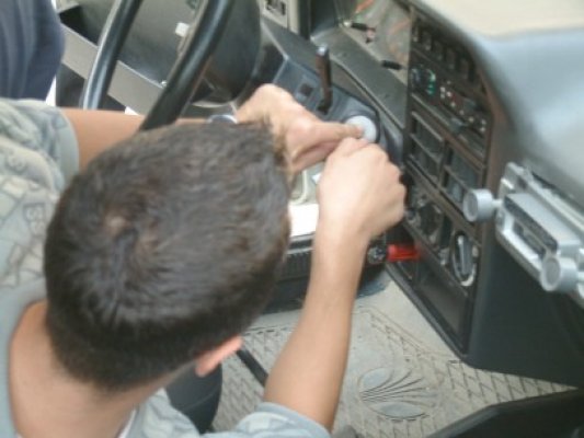 Hoţi de casetofoane auto, prinşi de poliţişti